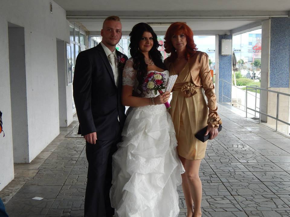 http://www.tinakreativ.sk/wp-content/uploads/2015/12/Zlaté-spoločenské-šaty-pre-svadobnú-mamku.jpg